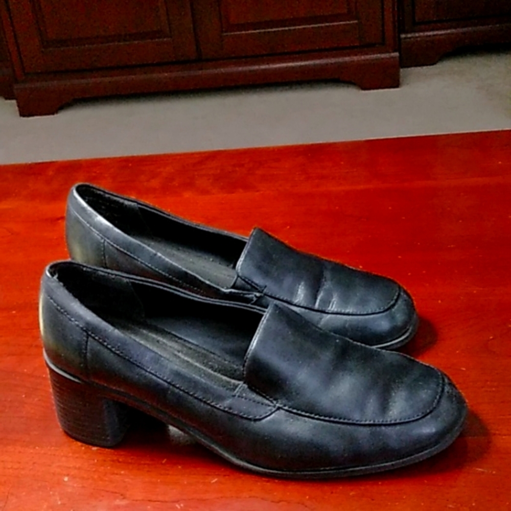 Women's Black Leather Shoes, size 7 1/2 W, Croft and Barrow